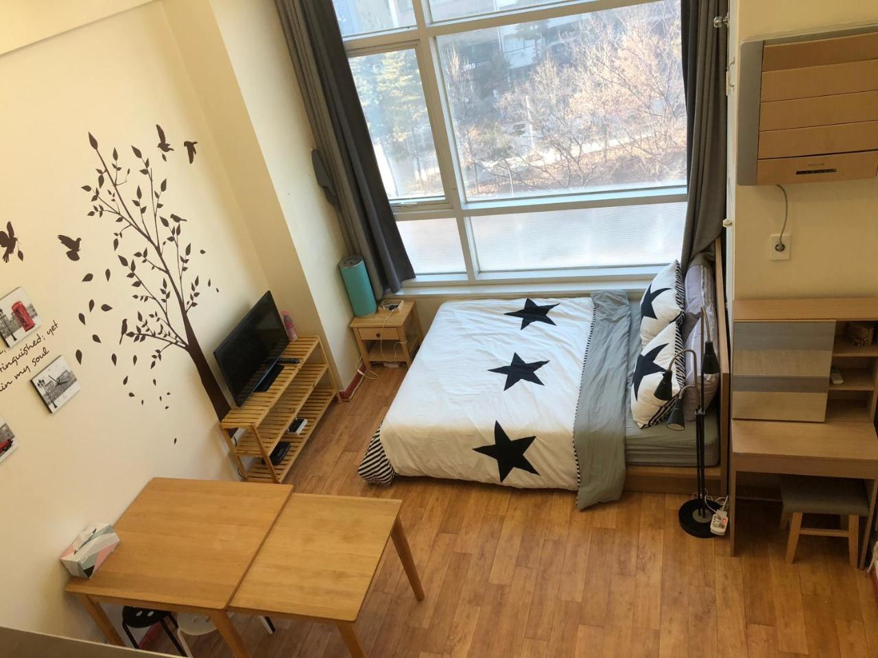 Dandelion House 4 *